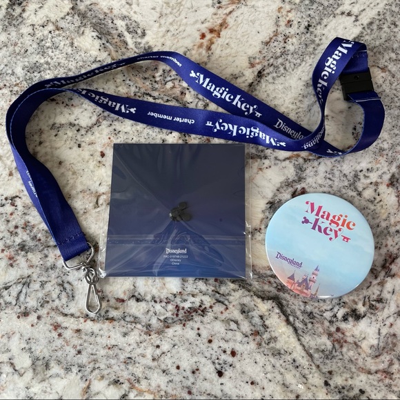 NWT Disneyland Magic Key Welcome Box - Picture 5 of 6